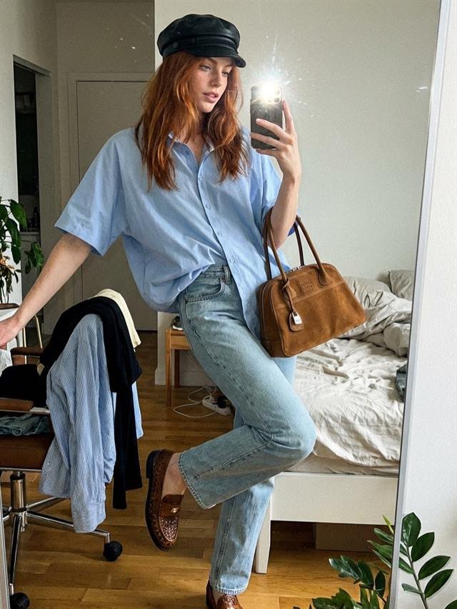 Camicia azzurra oversize abbinata a jeans