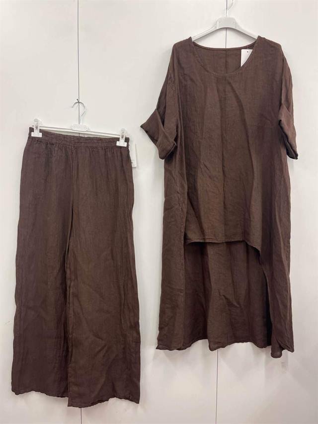 Completo marrone in lino, pantalone e casacca su grucce