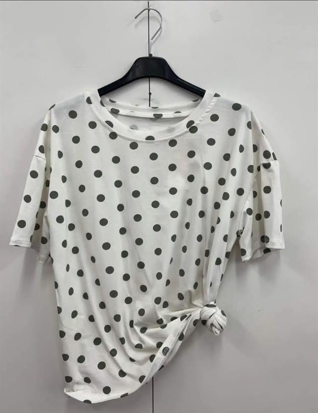 Maglia bianca a pois su gruccia in magazzino