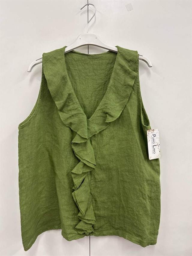 Top verde in lino con rouches su gruccia